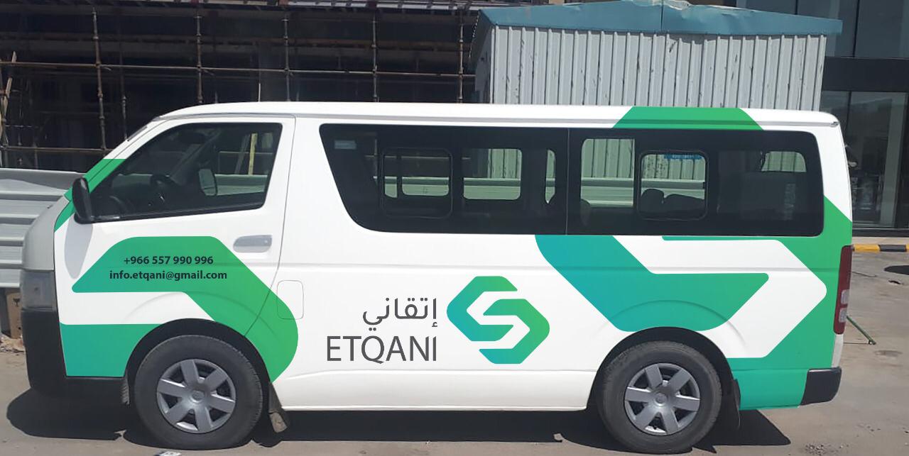 تركيب استكرات على السيارات
